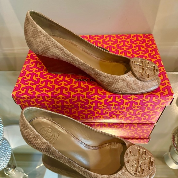 Tory Burch Sally 2 Women's Tan Snake Embossed Wedge Heels 9 Excellent! - Picture 8 of 9